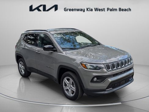 Used 2023 Jeep Compass Latitude image 2