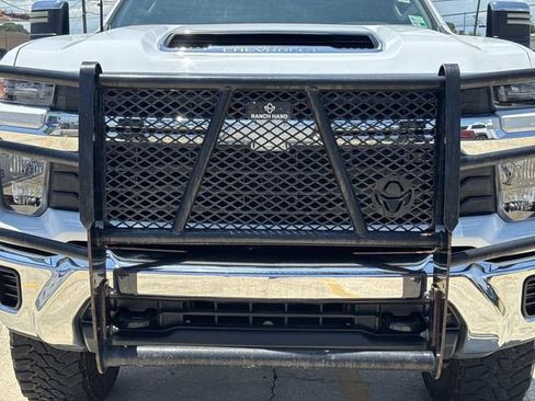 Used 2024 Chevrolet Silverado 2500 LT AWD/4WD image 3
