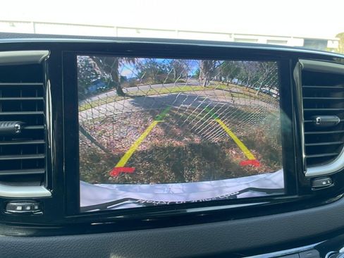 Used 2025 Chrysler Pacifica Select image 17