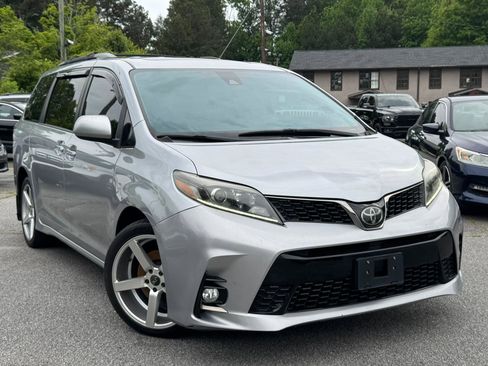 Used 2018 Toyota Sienna SE Premium w/ Carpet Mat Package FWD image 1