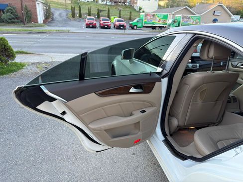 Used 2013 Mercedes-Benz CLS 550 4MATIC w/ Premium I Pkg image 12