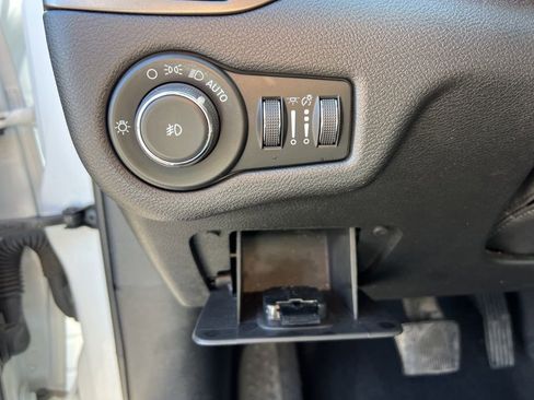 Used 2021 Jeep Cherokee Latitude Plus AWD/4WD image 11
