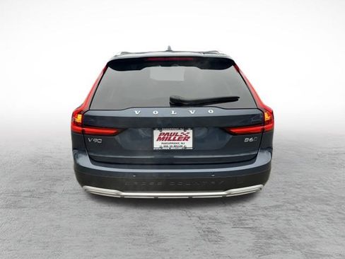 Used 2025 Volvo V90 B6 Cross Country Plus image 38