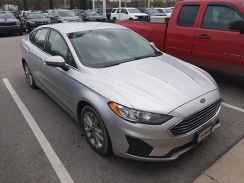 Used 2019 Ford Fusion SE image 1