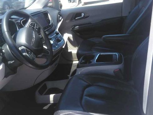 Used 2022 Chrysler Pacifica Touring-L FWD image 3
