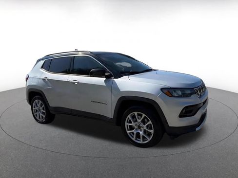 Used 2025 Jeep Compass Limited AWD/4WD image 2