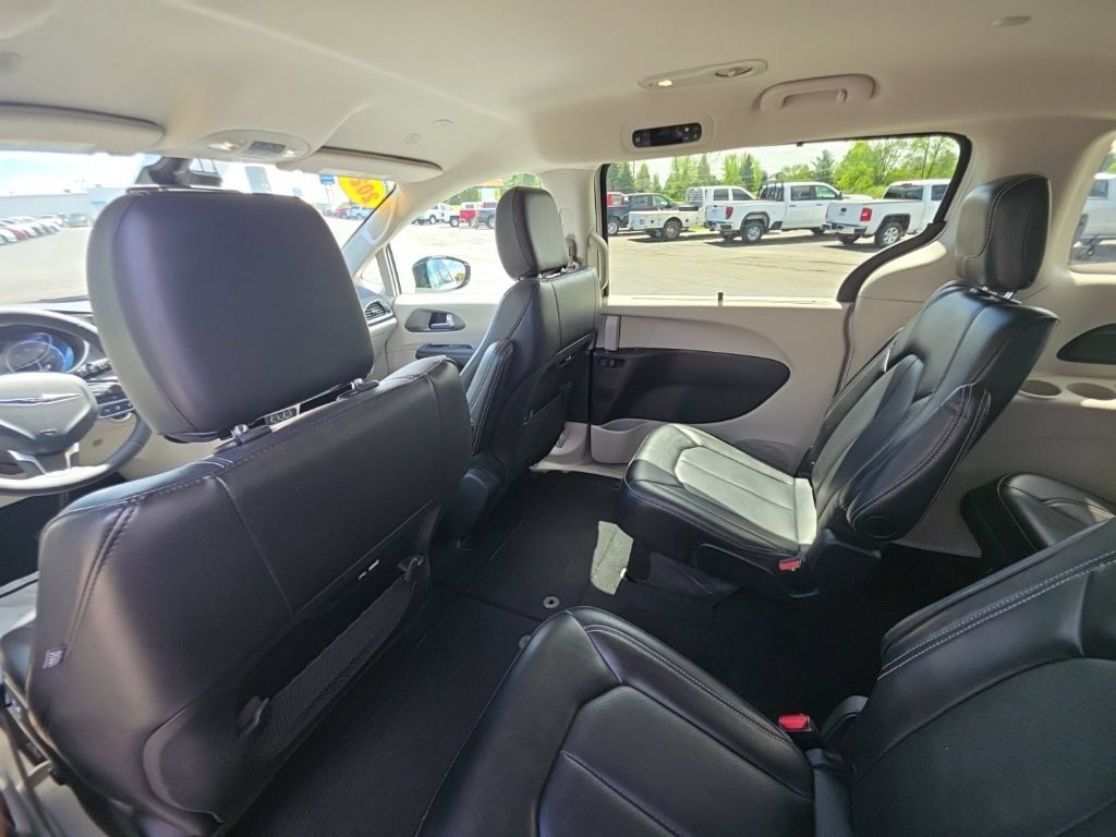 Used 2024 Chrysler Pacifica Touring-L FWD image 16