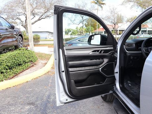 Used 2025 Jeep Wagoneer L Series II w/ 8-pass Seating Package image 24