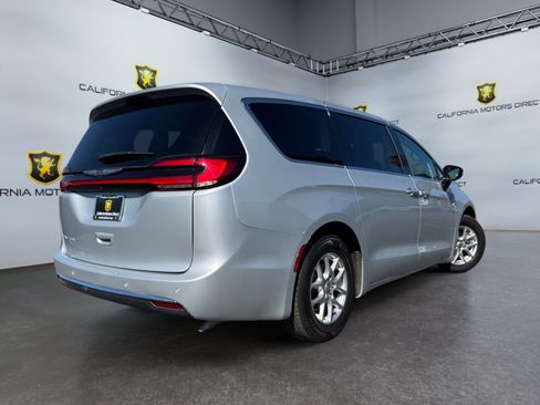 Used 2024 Chrysler Pacifica Touring-L FWD image 5