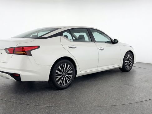 Used 2025 Nissan Altima 2.5 SV FWD image 9