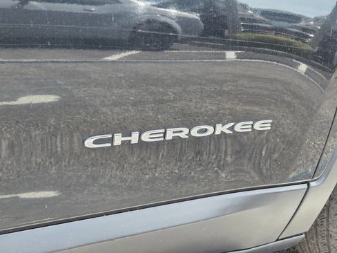 Used 2014 Jeep Cherokee Limited w/ Luxury Group AWD/4WD image 12