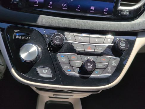 Used 2023 Chrysler Pacifica Touring-L FWD image 18