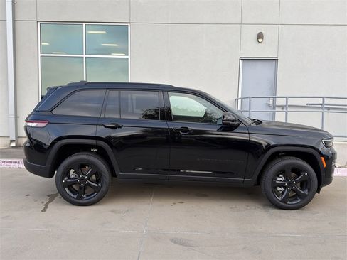 New 2025 Jeep Grand Cherokee Limited w/ Black Appearance Package image 4