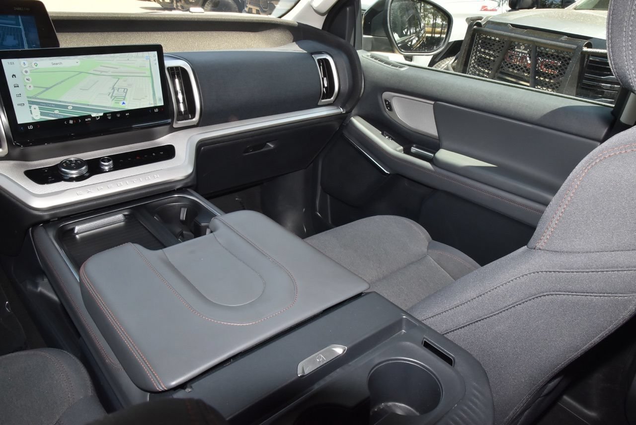 Used 2025 Ford Expedition Active RWD image 18