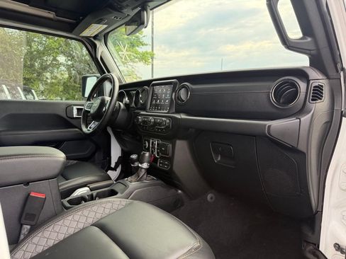 Used 2021 Jeep Wrangler Unlimited Sahara AWD/4WD image 30