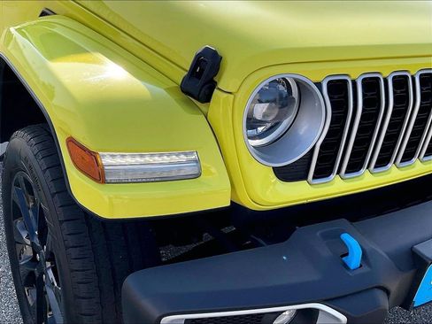 Used 2024 Jeep Wrangler Unlimited Sahara AWD/4WD image 33