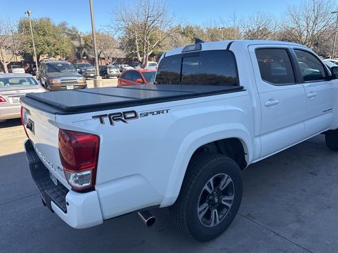 Used 2019 Toyota Tacoma TRD Sport w/ Technology Package image 3
