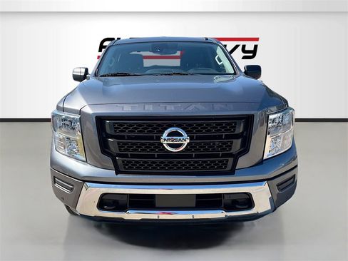 Used 2021 Nissan Titan SV w/ SV Convenience Package image 2