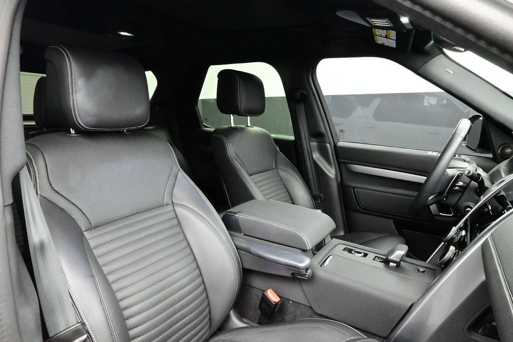 Used 2024 Land Rover Discovery Dynamic SE AWD/4WD image 18