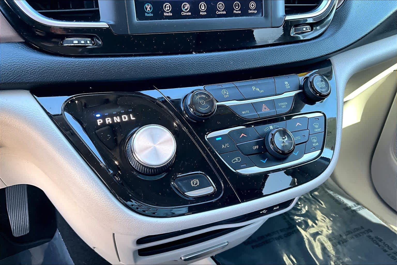Used 2018 Chrysler Pacifica Touring-L FWD image 35