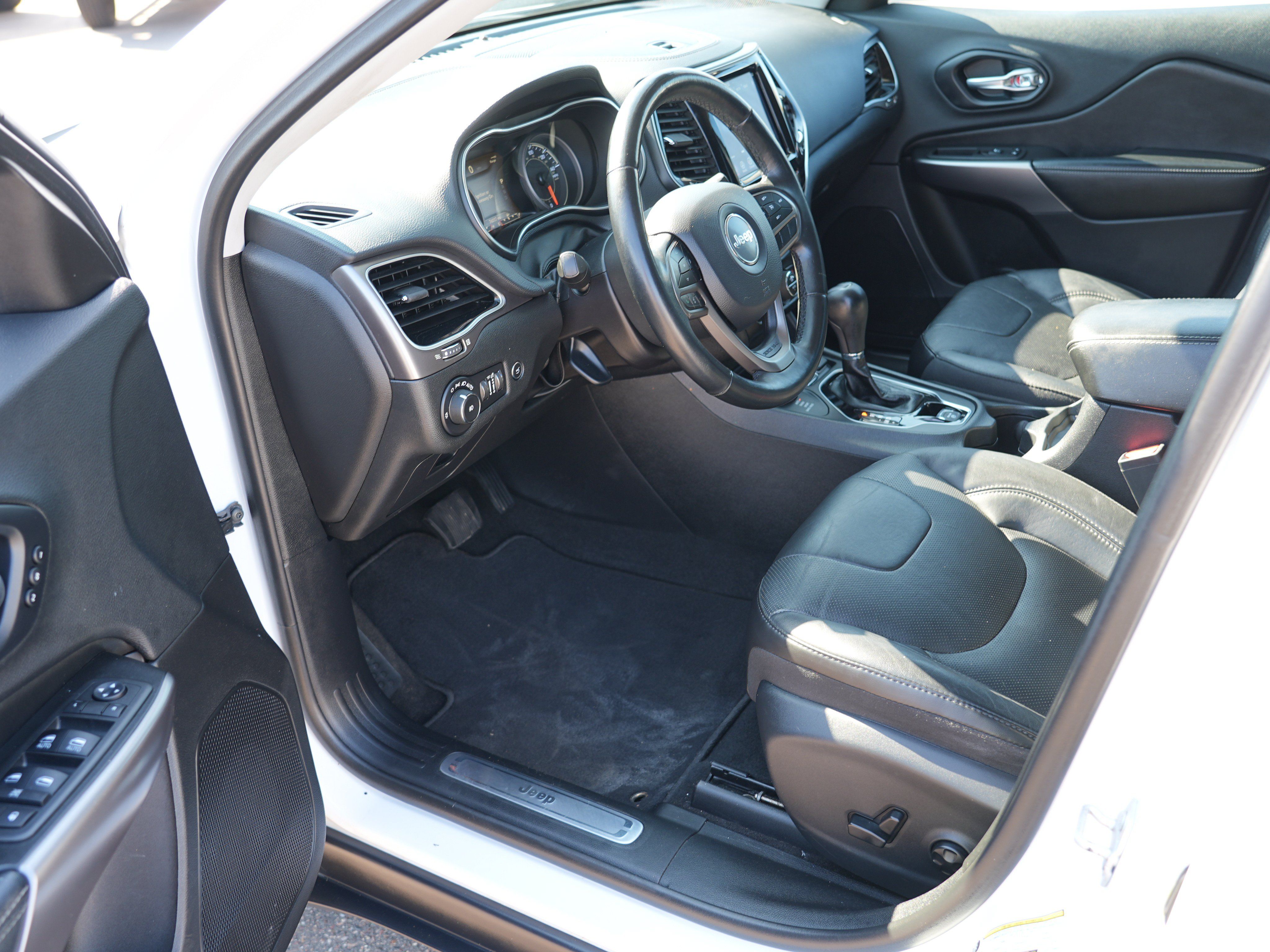 Used 2019 Jeep Cherokee Limited AWD/4WD image 14