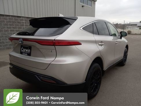 Used 2022 Toyota Venza LE image 3