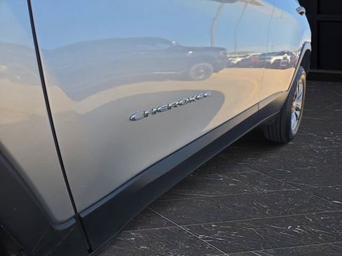 Used 2019 Jeep Cherokee Latitude Plus w/ Cold Weather Group image 37