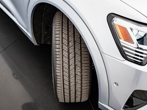 Used 2022 Audi e-tron Premium w/ Convenience Plus Package image 50