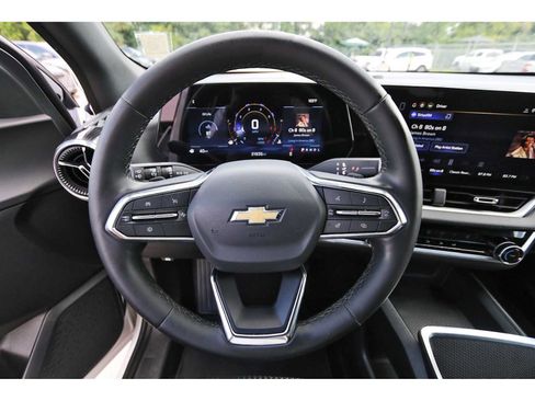 Used 2026 Chevrolet Equinox LT FWD image 13