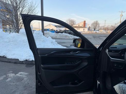 Certified 2023 Jeep Grand Cherokee Altitude image 10