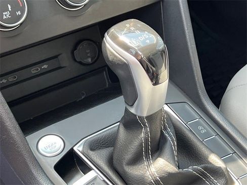 Used 2022 Volkswagen Taos SE w/ Panoramic Sunroof Package image 27