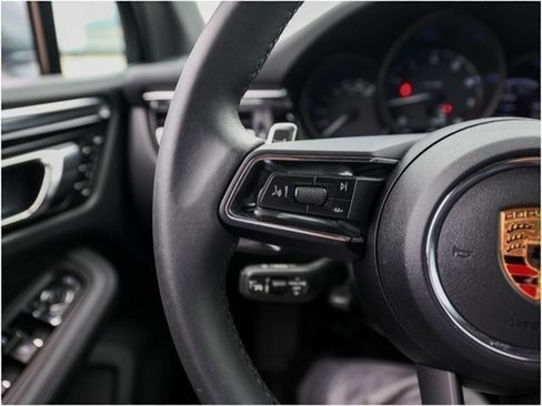 Certified 2025 Porsche Macan image 17