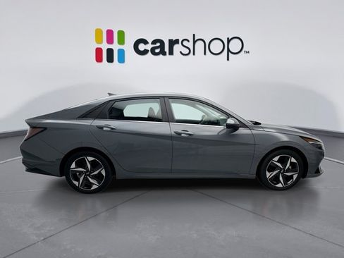Used 2022 Hyundai Elantra Limited w/ Preferred Accessory Package FWD image 6