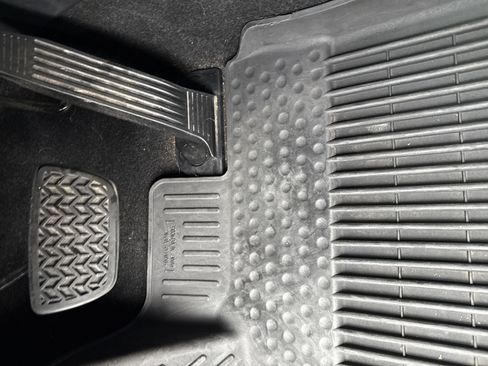 Used 2021 Toyota Venza XLE image 17