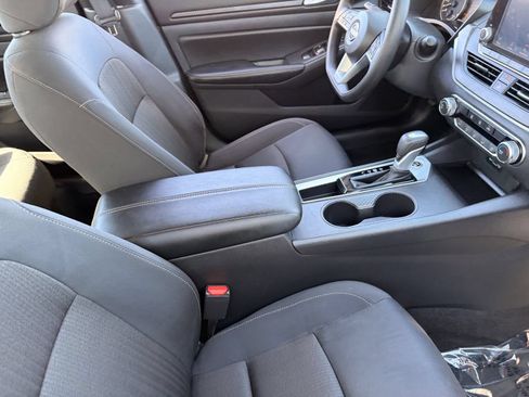 Used 2025 Nissan Altima 2.5 SV FWD image 10