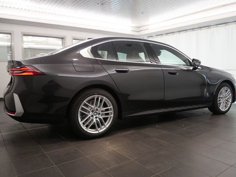 Used 2025 BMW 530i w/ Premium Package image 7