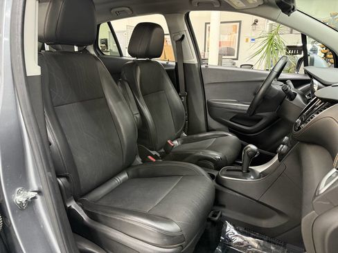 Used 2019 Chevrolet Trax LT w/ LT Convenience Package FWD image 17