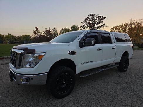 Used 2016 Nissan Titan SV image 2