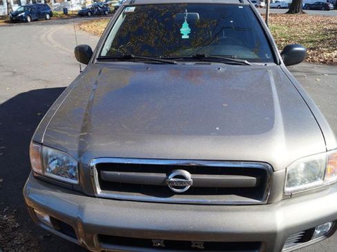 Used 2003 Nissan Pathfinder SE image 2