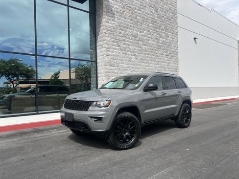 Used 2019 Jeep Grand Cherokee Laredo image 2