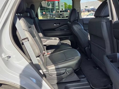 Used 2024 Nissan Pathfinder SL FWD image 16