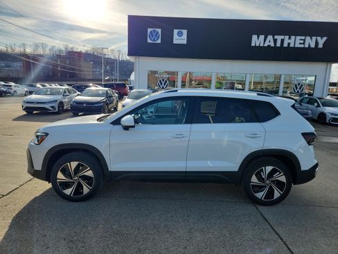 New 2026 Volkswagen Taos SE image 2