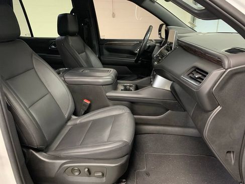 Used 2022 Chevrolet Tahoe Z71 w/ Luxury Package AWD/4WD image 7