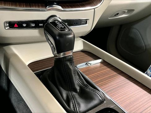 Used 2021 Volvo XC60 T5 Momentum w/ Protection Package Premier image 15