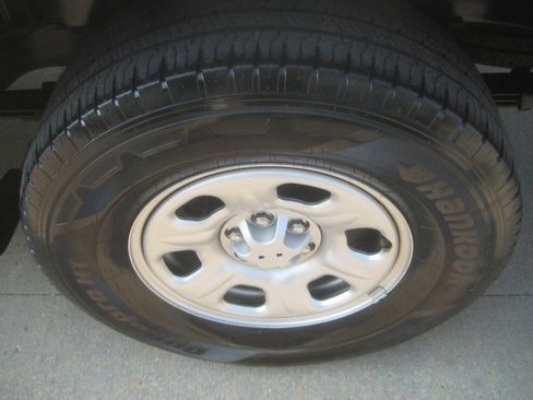 Used 2024 Nissan Frontier S RWD image 11