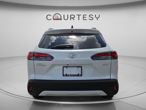 Used 2026 Toyota Corolla Cross XLE w/ Convenience Package FWD image 5