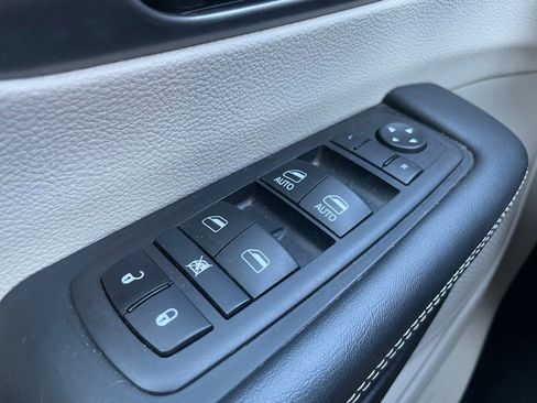 Used 2024 Chrysler Pacifica Touring-L FWD image 24