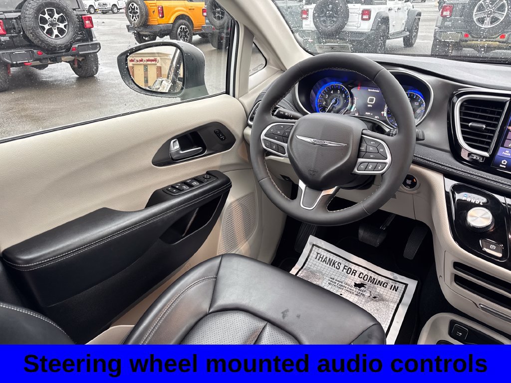 Used 2023 Chrysler Pacifica Touring-L FWD image 10