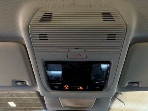 Used 2026 Volkswagen Tiguan SE FWD image 17