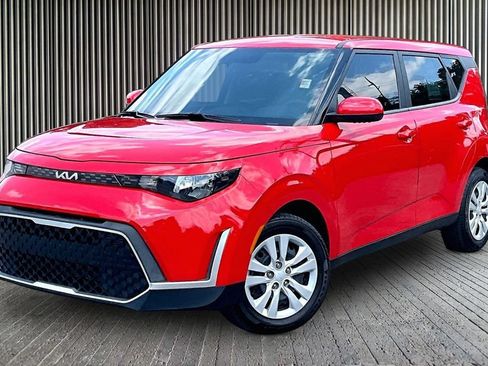 Used 2025 Kia Soul LX FWD image 11